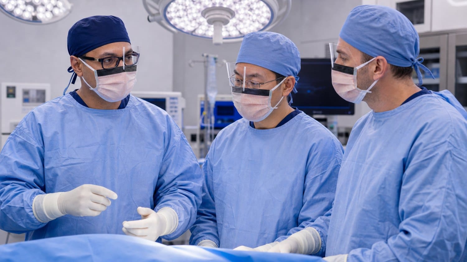 Dr Yas Edirisinghe teaching surgeons in theatre